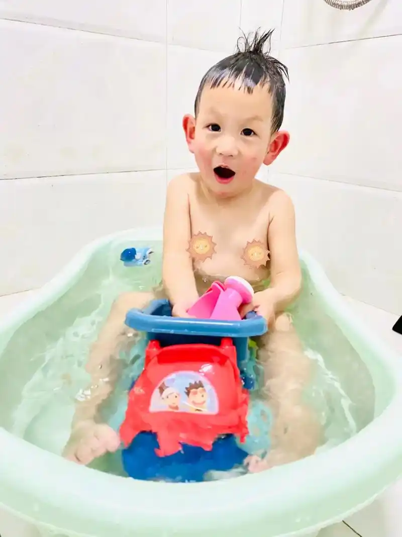 我爱洗澡皮肤好好 #爱玩水的小朋友 #爱洗澡的小宝宝 赖水 - 抖音