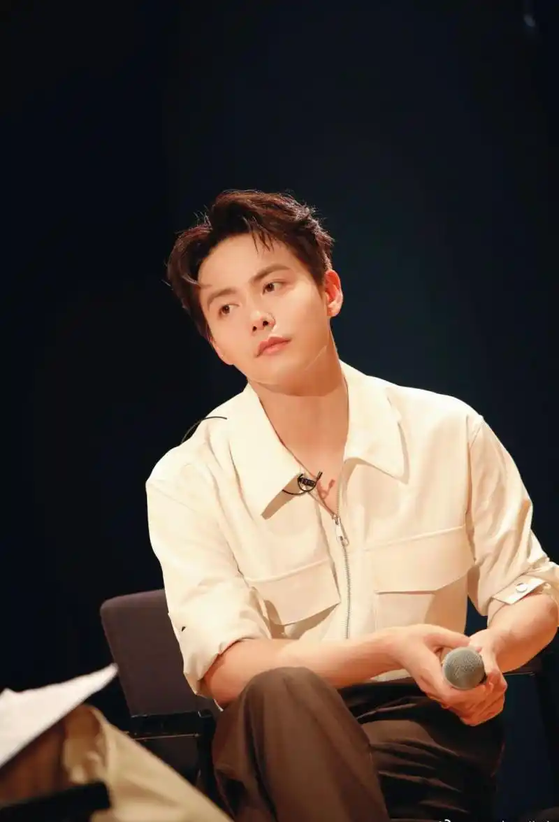 马天宇话剧穿搭 身穿这套白色e夹克衬衫 整个人也更加成熟稳重