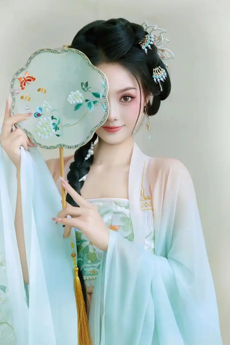 唐制汉服,古韵悠长.写真中的你,仿佛 - 抖音