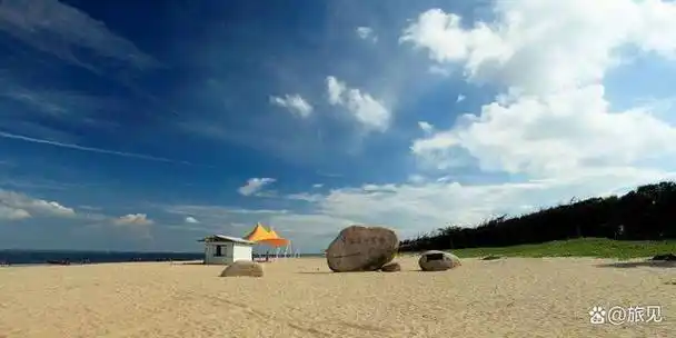 湛江海边沙滩旅游景点有以下16处:金沙湾沙滩,渔港公园沙滩,东海岛