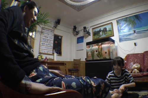 《旋风》郑爽为父洗脚按摩 爽爸落泪:女儿是小棉袄