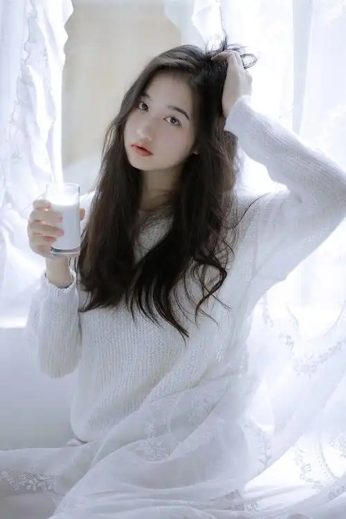 清新白衣美女性感慵懒居家写真