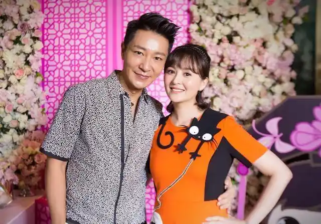 最近看到一组李宗翰的照片,以为是他和老婆孩子的照片.