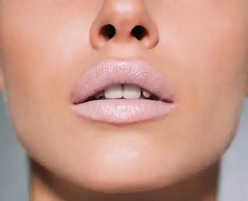 西方人,脸,头,鼻子,嘴,脸颊,一个人,站,横图,室内,特写,白天,白色背景