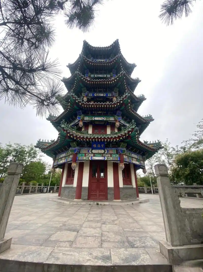 对这种雕梁画栋的塔,情有独钟.