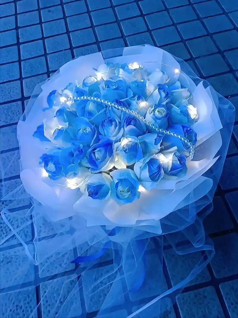 "有一种玫瑰叫碎冰蓝,他有一个很浪漫的花语:我 - 抖音