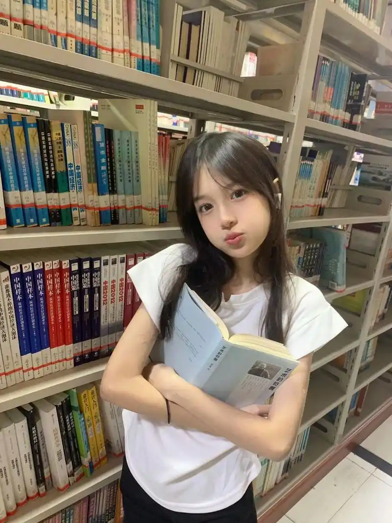 在图书馆拍照也可以很有氛围