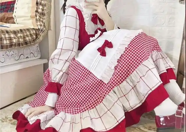 洛丽塔衣服下半身12手机挡脸女