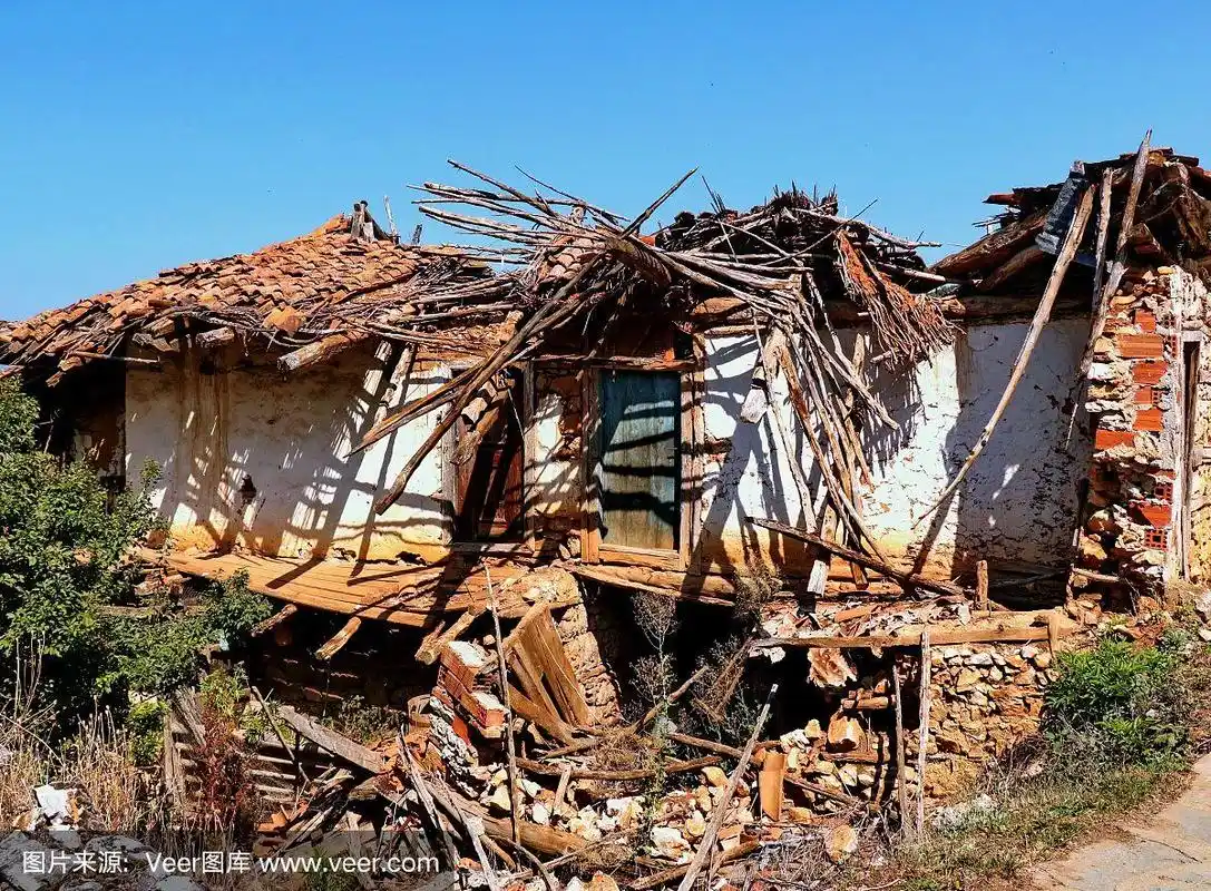 破旧废弃的乡村房子