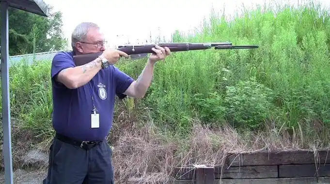 配备刺刀的卡尔卡诺栓动步枪拉栓流畅不卡壳越看越喜欢