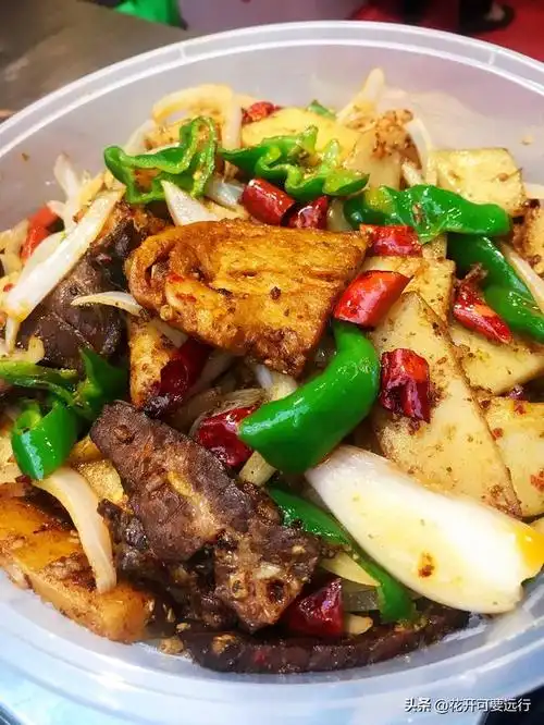 吃吃歇歇,转一圈爆炒面肺子正冒着热气,绿色的青椒,松软的面肺子夹杂