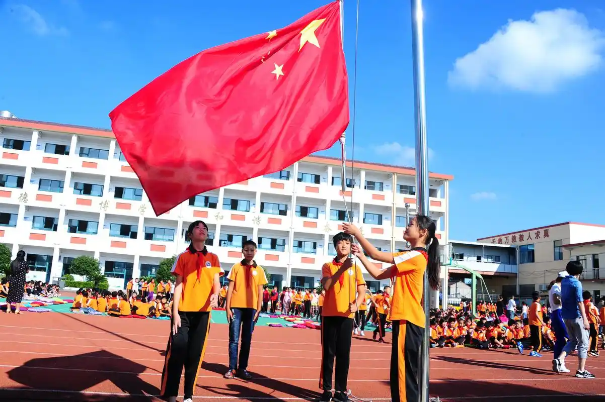 江苏太仓:千名小学生升国旗,迎接国庆节的到来