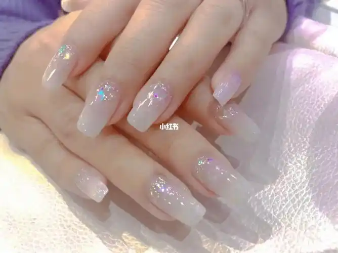 乳白色渐变亮片美甲