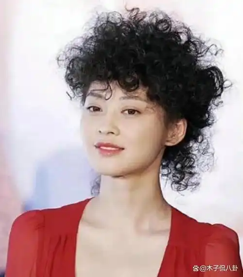 梅婷爆炸头惊艳众人!红裙甜美纯净,这发型一般人hold不住