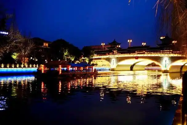 京杭大运河见证了杭州的兴衰,现在已经成为了一个热门的旅游景点,每年