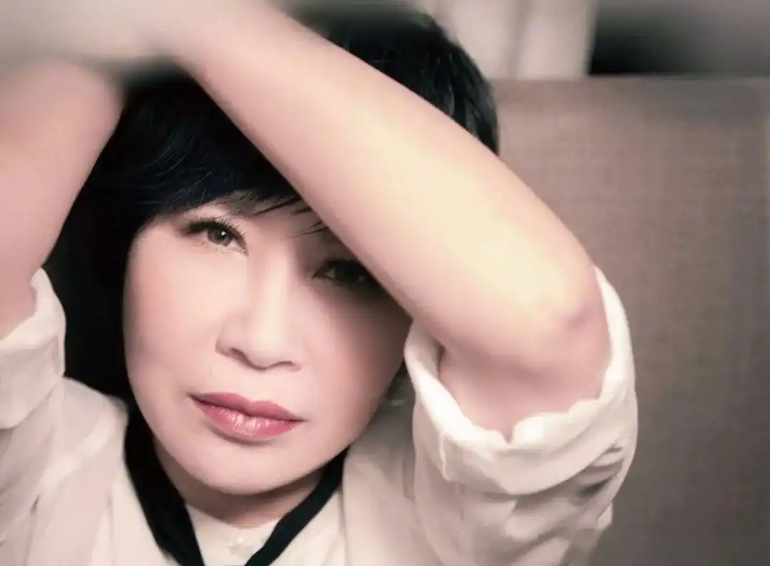 荏苒,岁月如梭,直到1989年她终于苦尽甘来,如愿成为了一名签约歌手,一