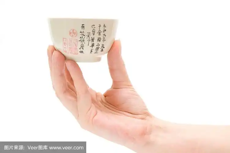 手拿茶杯