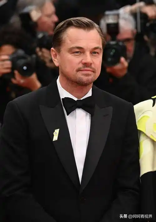 莱昂纳多出席活动,穿西装尽显高贵绅士风范_穿着_风格_袖口