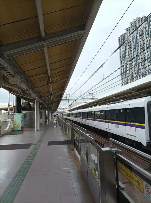 在石龙路地铁站等车