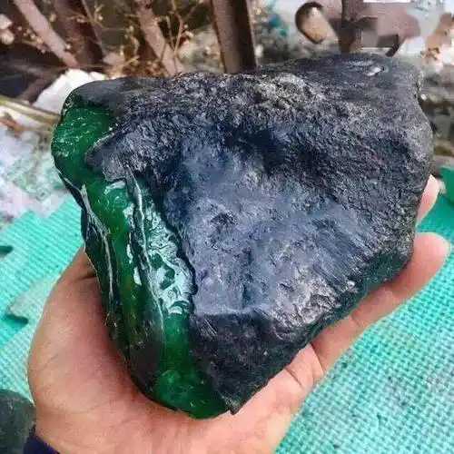 仅花8千买的翡翠原石,却开出稀世罕见的帝王绿!叫人羡慕不已!