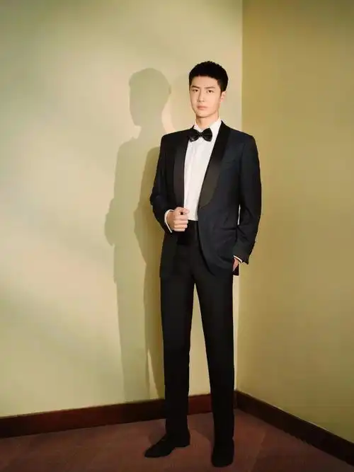 王一博壁纸啵啵最新造型来了寸头西装正气十足超帅气