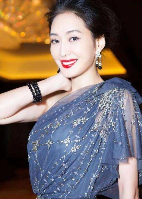 曾被前男友骗走4亿家产为维持生计当8年保姆如今嫁大7岁富豪