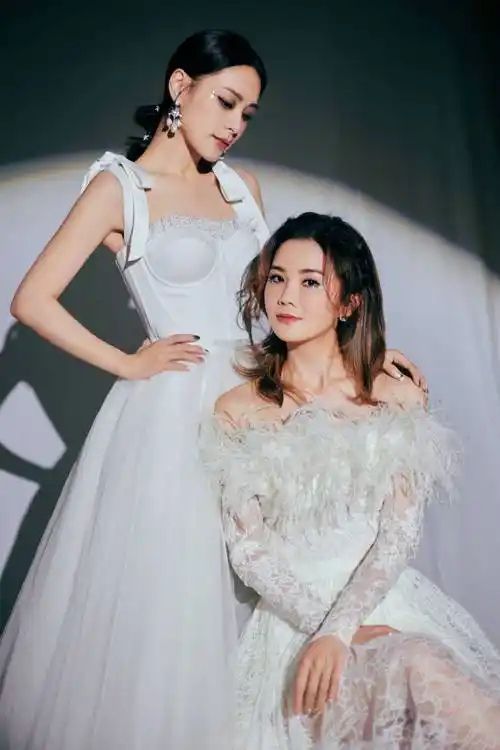 twins星光白裙合体现身姐妹俩紧贴一起感情好