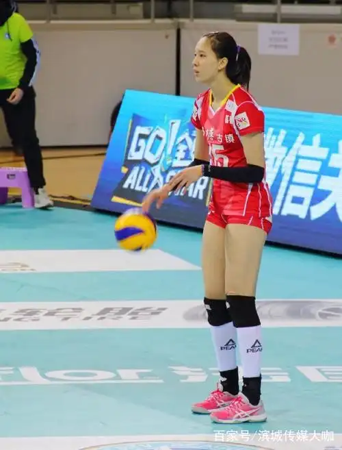 女排郑益昕 赛场上是"暴力副攻" 赛场下风格多变