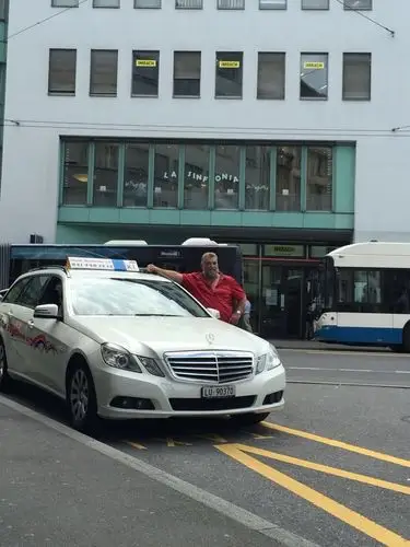 瑞士琉森小镇上的奔驰出租车