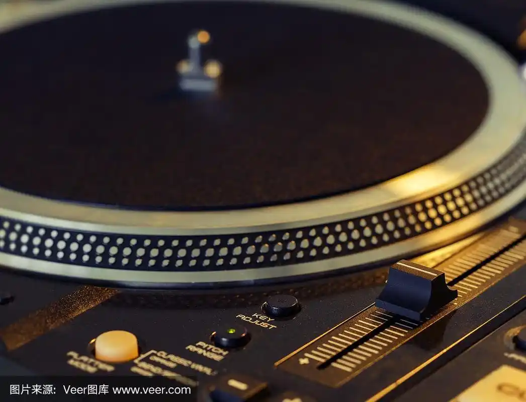 复古转盘上的乙烯基唱片
