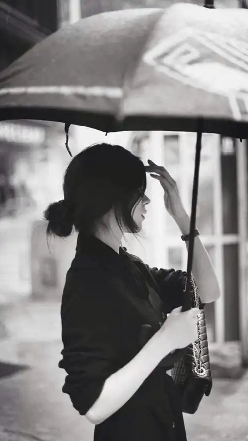 谁有那种侧脸女生图,头发是遮住脸的.