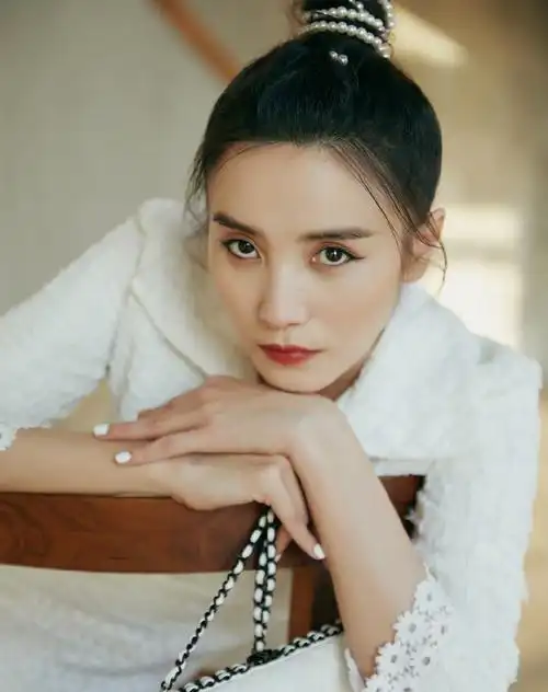 简介:宋佳白色半身裙性感写真图片,分享一组宋佳图片给大家,图中的