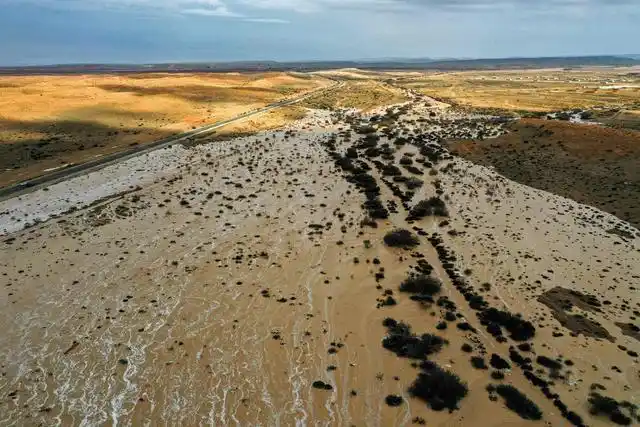 沙漠洪水