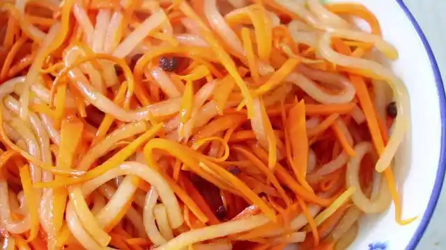 原创原来胡萝卜炒粉条这样做才好吃难怪以前炒粉条老粘锅诀窍在这