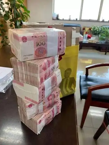 今日上午,一大爷扔下50万现金转身就走!