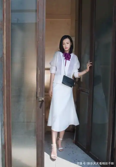 大长腿主持人李艾这苗条纤细得身材无时无刻都很让人羡慕
