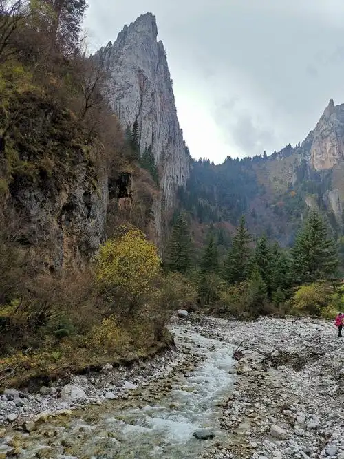 扎尕那景区位于甘肃省甘南藏族自治州迭部县益哇乡,扎尕那是藏语,意为