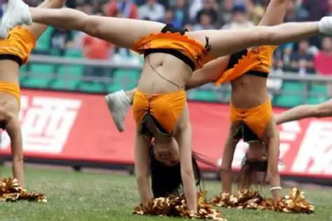 幻灯中超足球宝贝比拼秀色高难劈叉险露春光