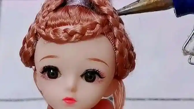 给芭比娃娃扎个头发,真是太可爱了,法式小浪漫!