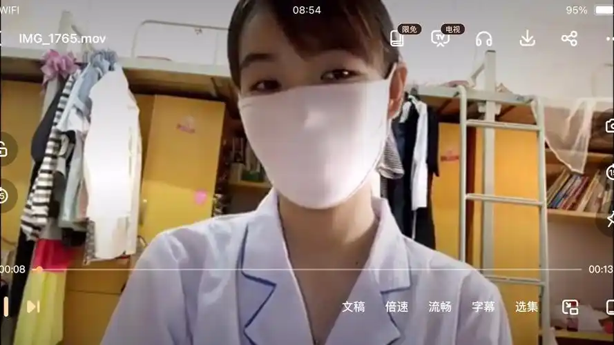 护士小姐姐在宿舍带莫代尔口罩聊天 超级好看的一部蒙面女