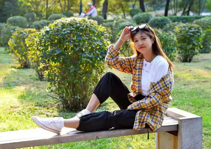 夏季公园内拍摄清纯可爱小姐姐