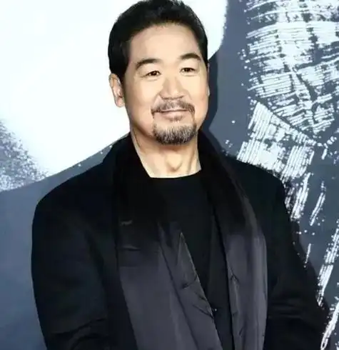 张国立出去爬山被人发现后脑勺秃了一大块,网友:这是