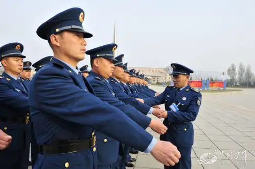 空军首批士官长正式上岗履职