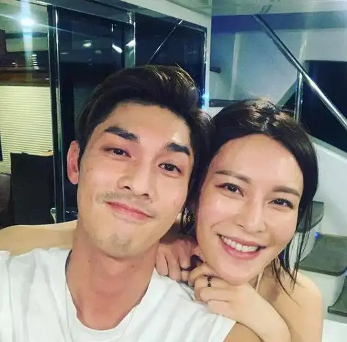 因而有网友调侃两人,称张曦雯不怕正牌男友吃醋吗