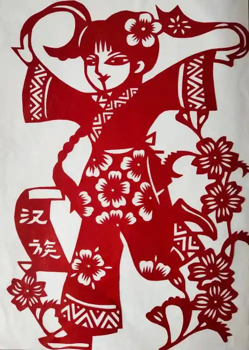 希望借助剪纸这一艺术表现形式,让每一个人都成为民族团结的宣传员,让