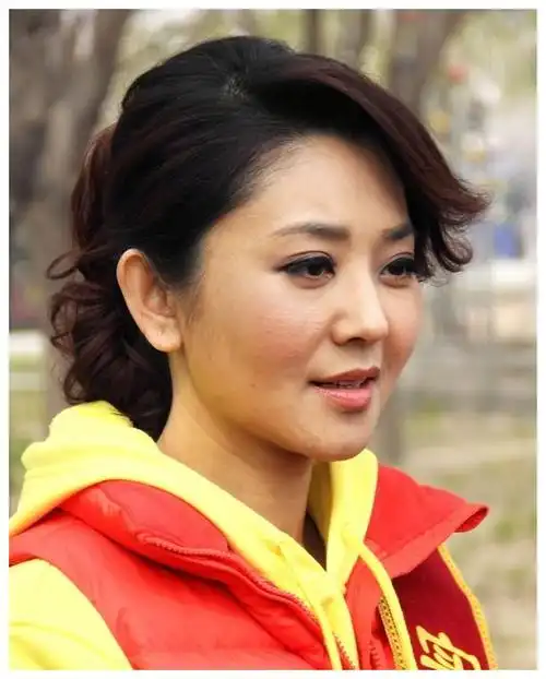 45岁央视主持人方琼近照,与大8岁老公恩爱幸福,儿子有才华