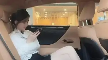 美女白丝销售车内跷二郎腿