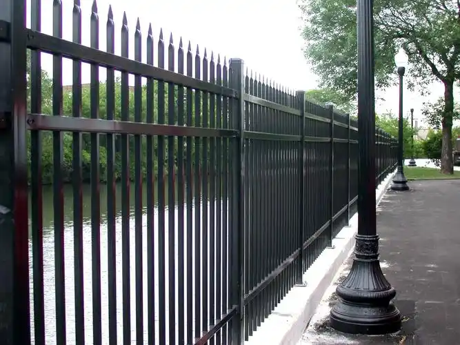 鸿图铁艺栏杆让生活更安全放心省心