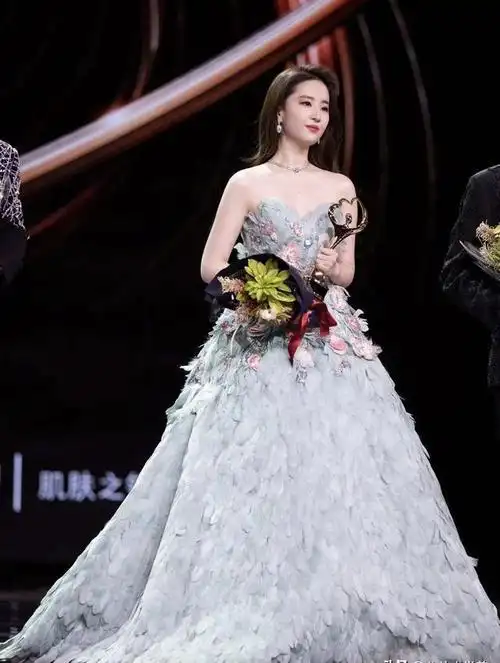 刘亦菲膀大又腰圆算不算顶级美人?看看她和杨幂的合照你就有答案