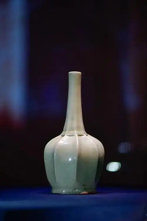 里发掘出了大量唐代文物,其中就有14件细腻精致的青瓷,"瓷秘色碗七口